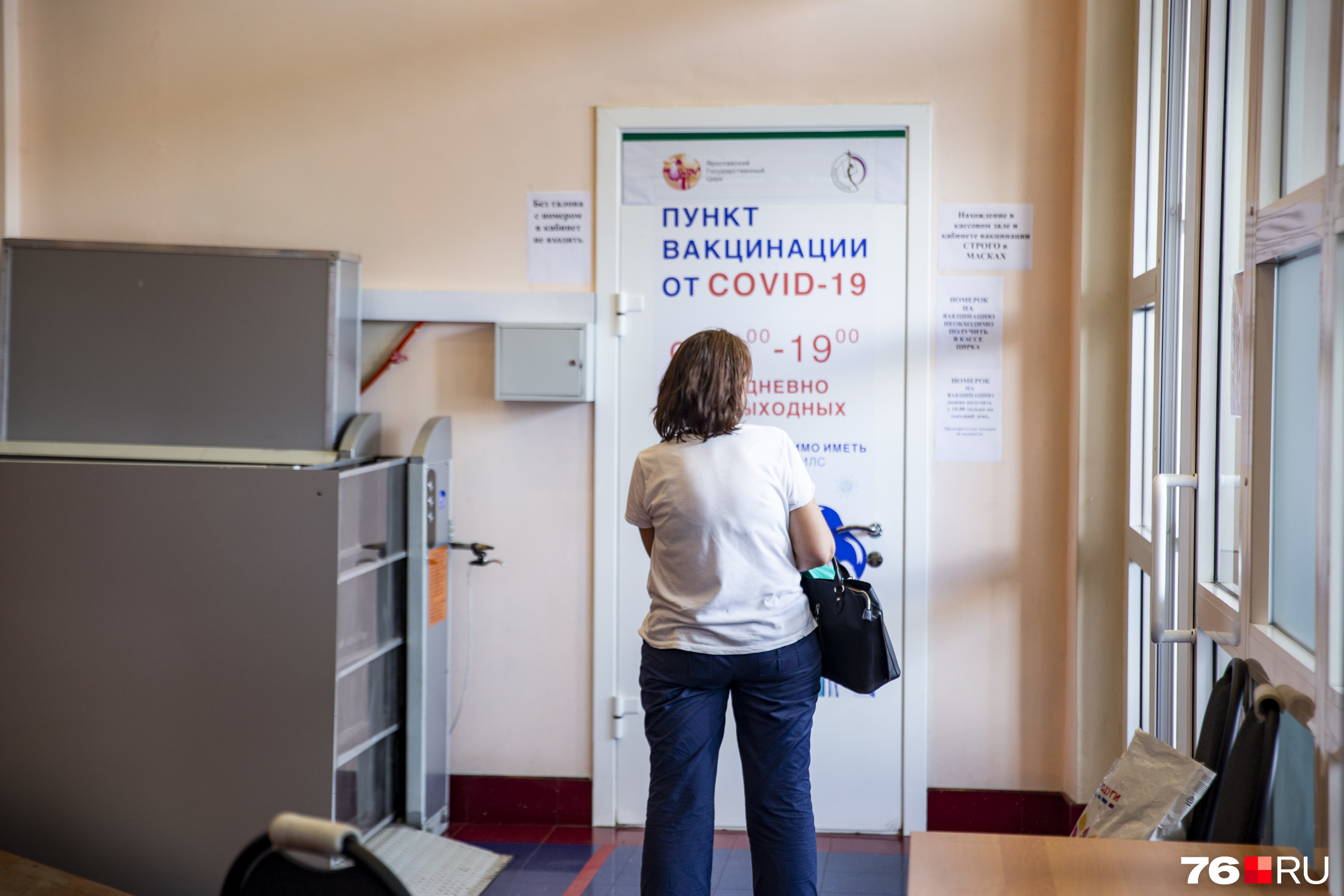 В холле цирка была маленькая очередь В холле цирка была маленькая очередь