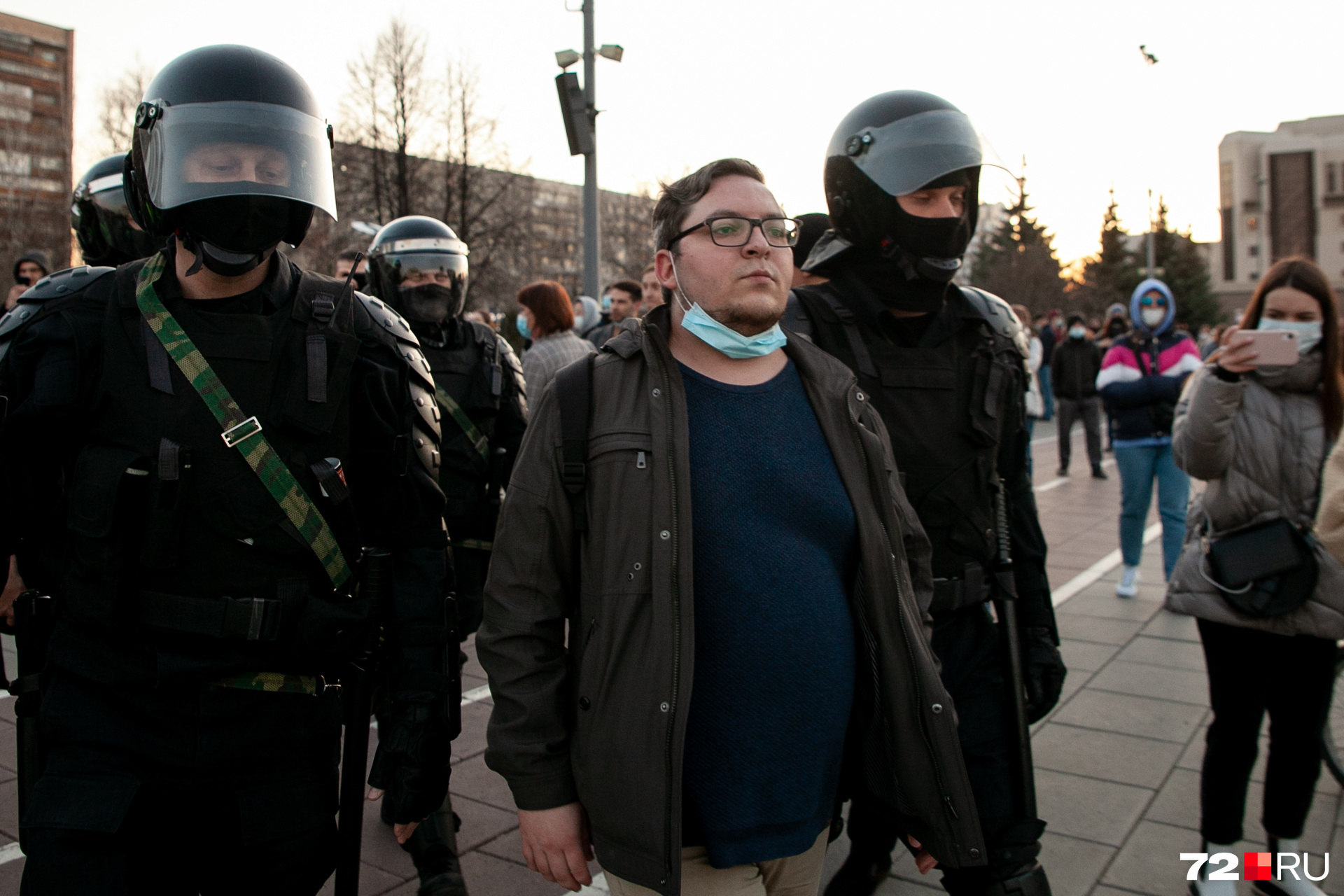 Кто-то не проявлял никакой агрессии при задержании и просто шел в автозак Кто-то не проявлял никакой агрессии при задержании и просто шел в автозак