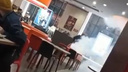 «Все сразу вышли»: вандалы распылили огнетушитель в центральном KFC