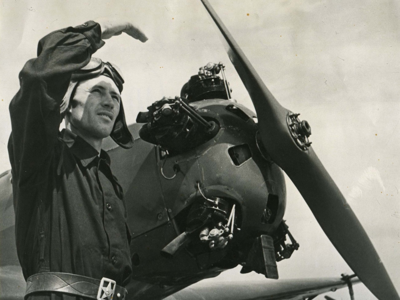 Летчик Георгий Каспиев у своего самолета, 1 июля 1951 года