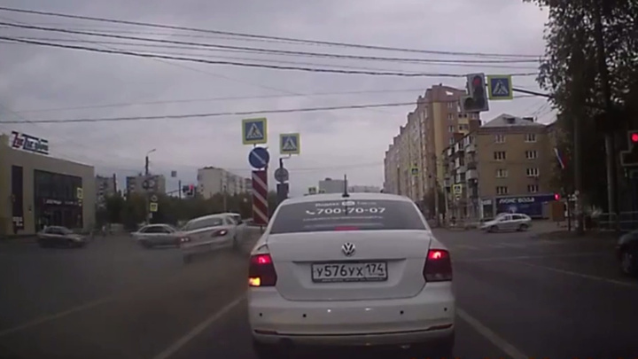 «Обгонял по встречке на красный»: столкновение пяти машин на челябинском перекрестке попало на видео