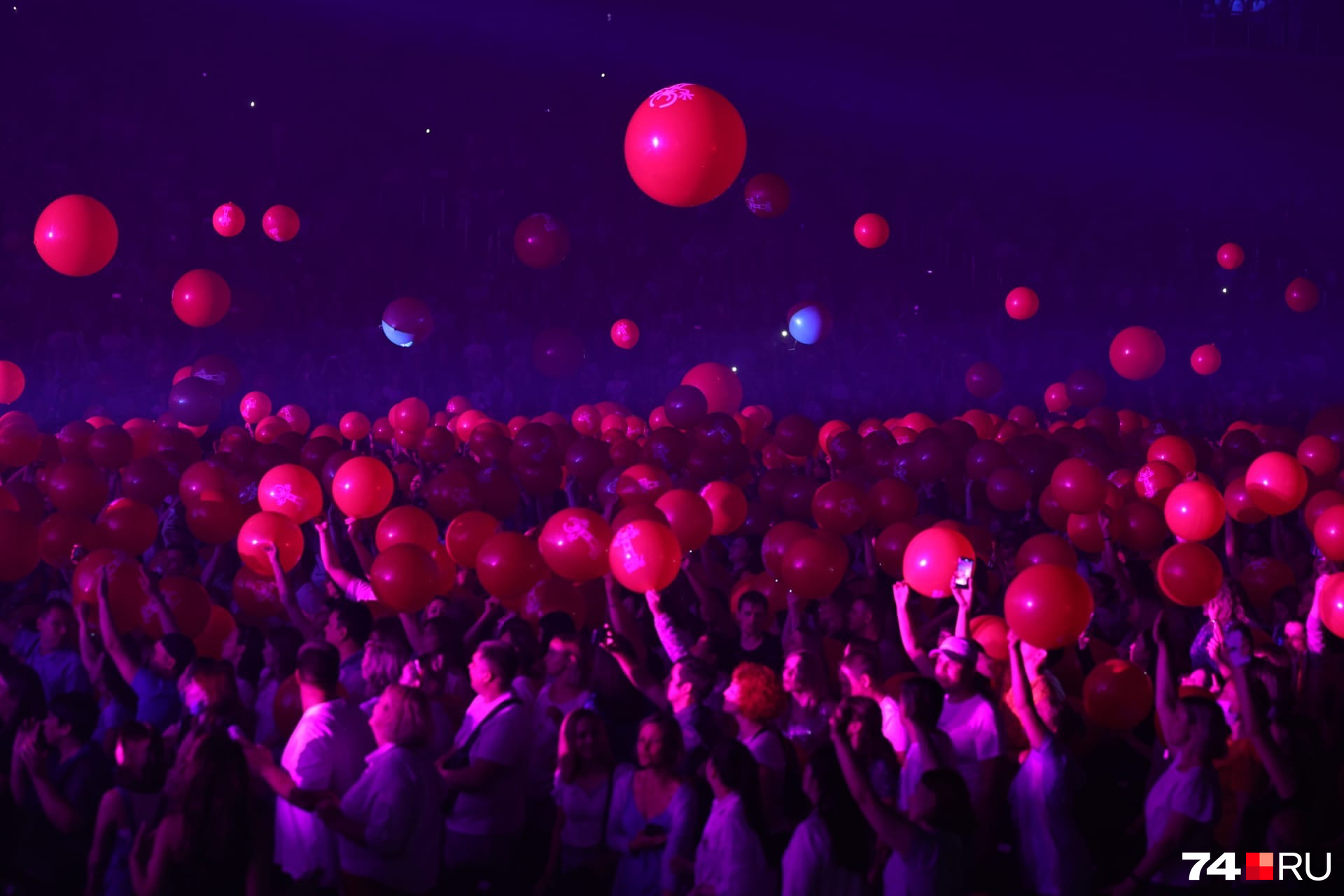 А затем на зрителей посыпались красные шары