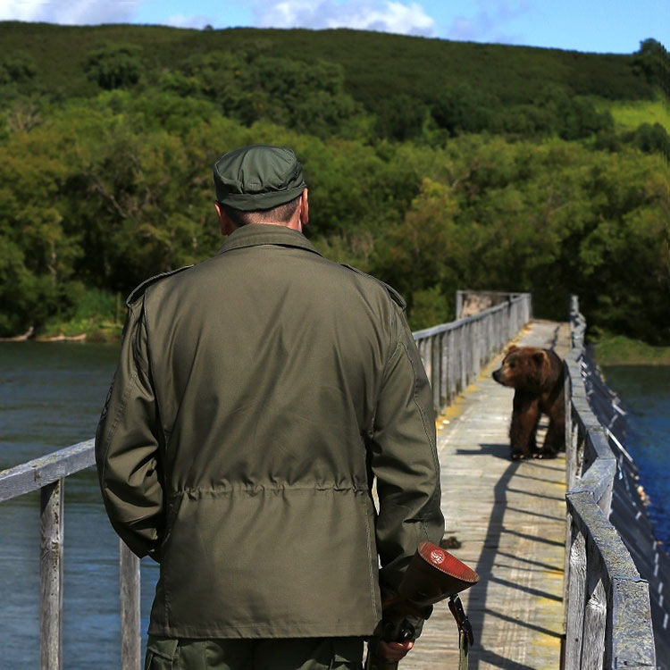 Охранник и мишка встретились на мосту через реку Озерную