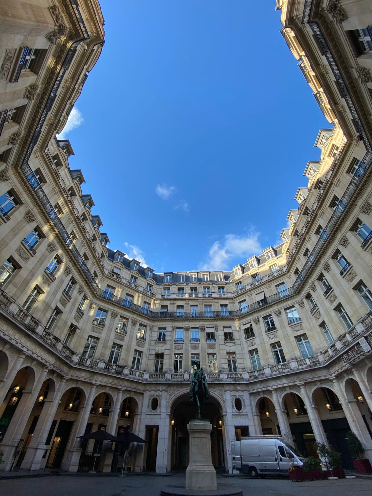Ринату особенно покорила архитектура. На фото — Place Édouard VII Ринату особенно покорила архитектура. На фото — Place Édouard VII