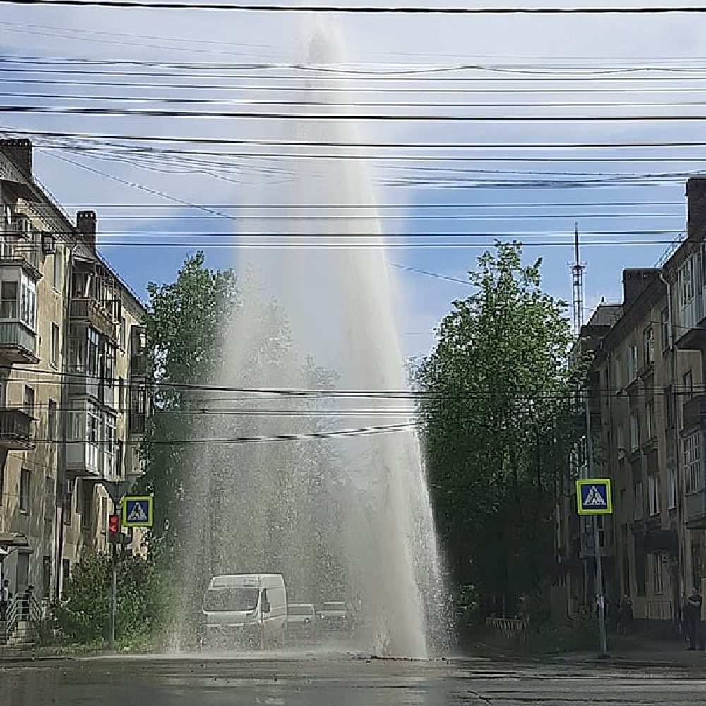 Вчера на перекрестке улицы Свердлова и проспекта Толбухина забил гейзер