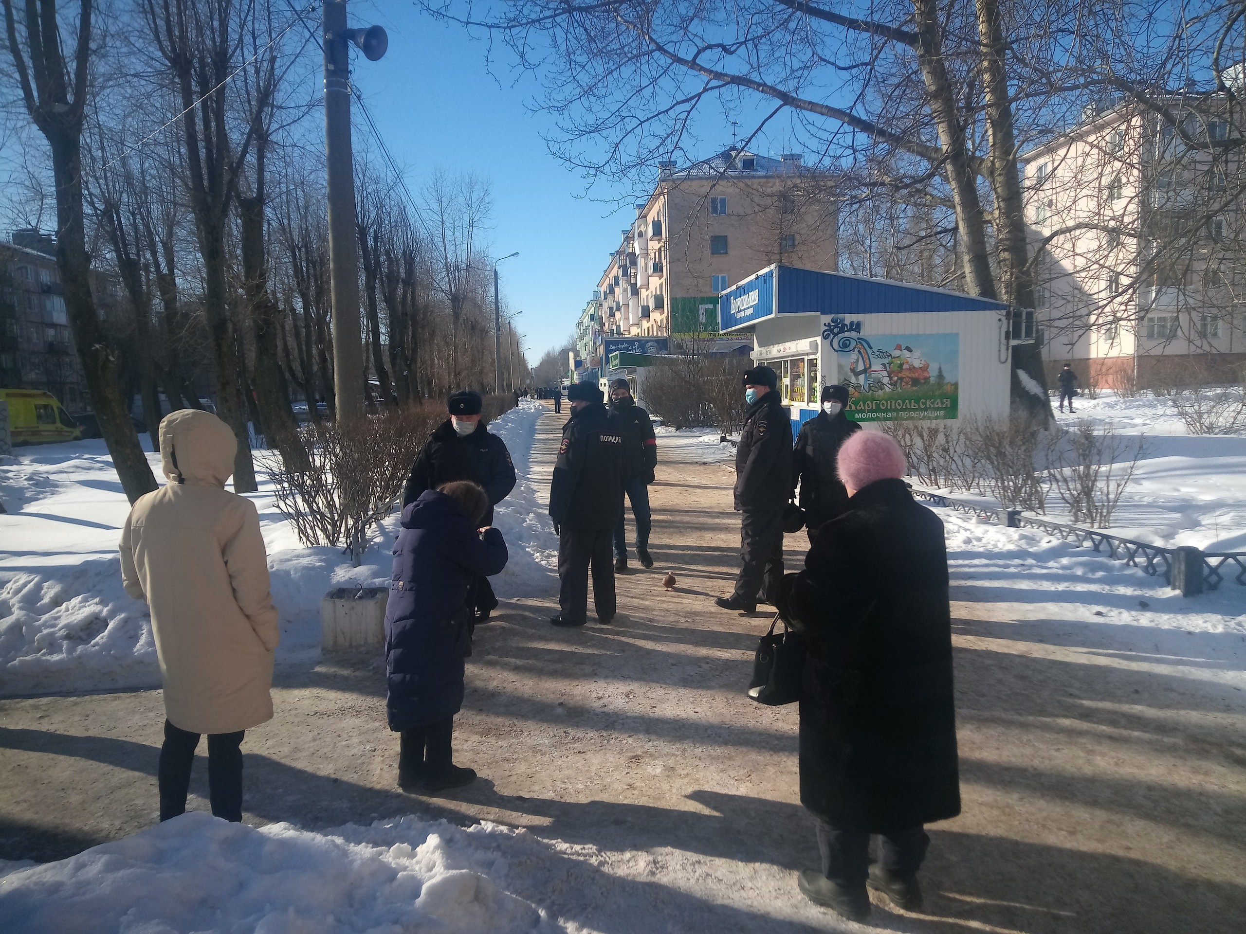 Людей не пропускают к дому, где разворачиваются события фирмы микрозаймов<br> Людей не пропускают к дому, где разворачиваются события фирмы микрозаймов<br>