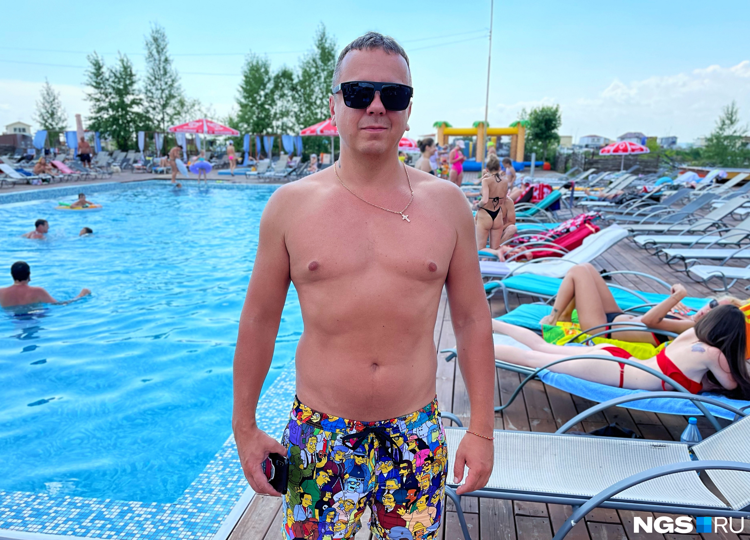 Станиславу нравится отдых у бассейна