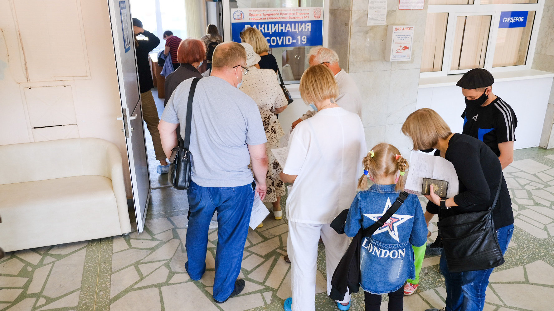 «Все толпятся, дышат друг другу в затылок»: в больницах Челябинска скопились очереди на прививку от ковида