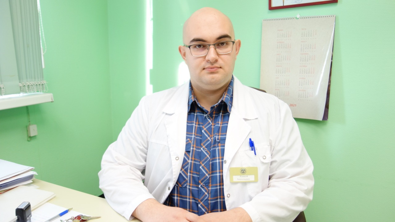 Врачом-куратором будет Алексей Киях, заведующий отделом психотерапии, социальной реабилитации и внедрения современных медтехнологий