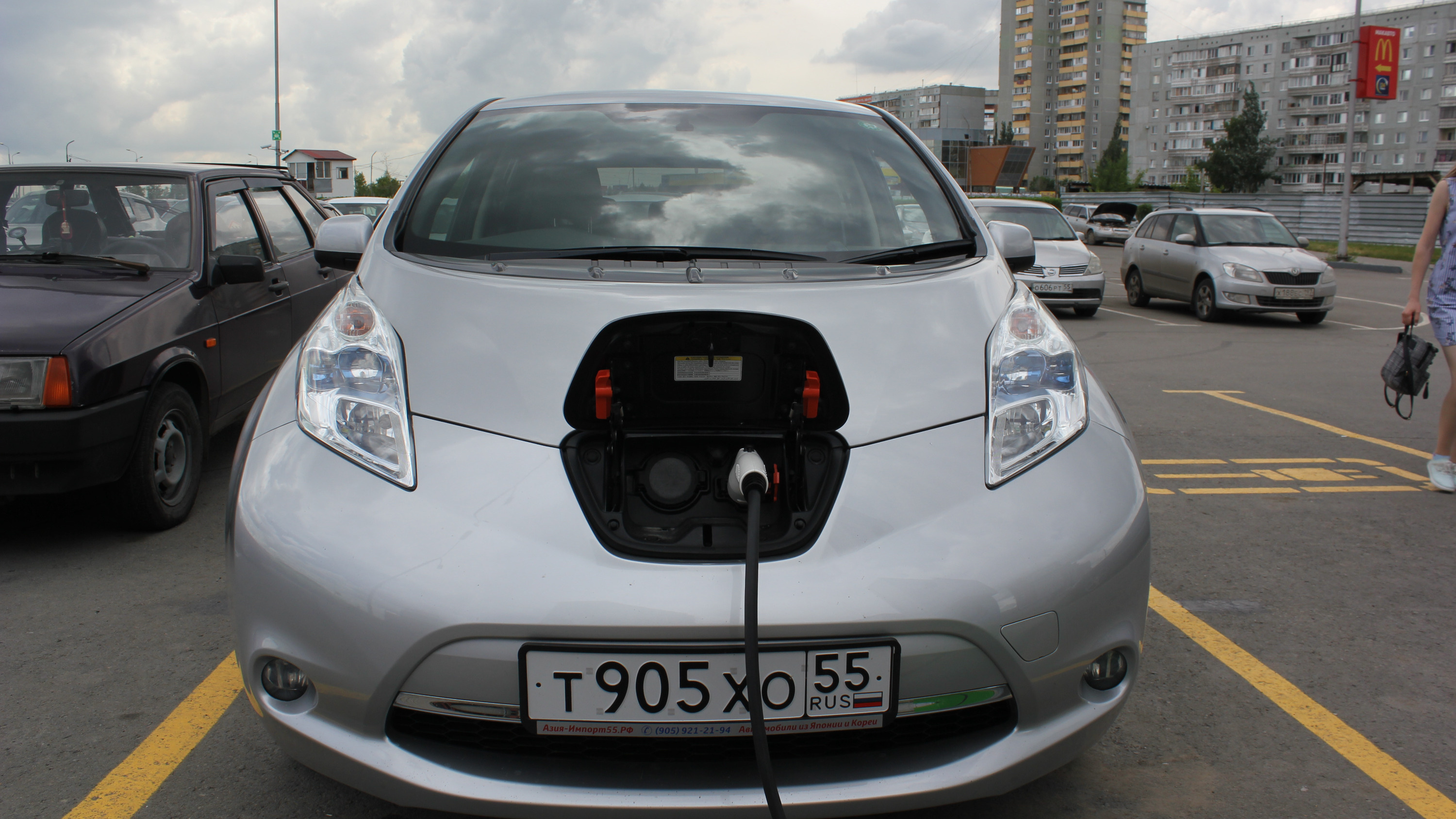 «Оставить выхлопные газы за городом»: владельцы электромобилей добиваются установки зарядной станции