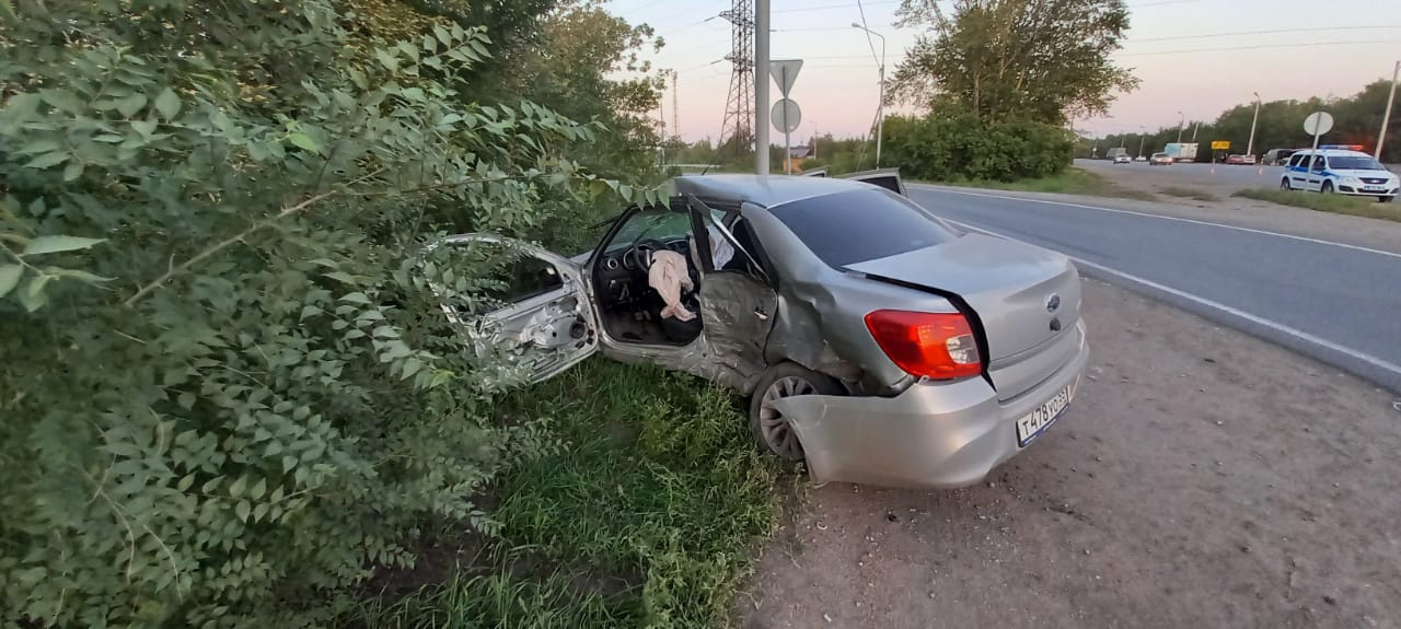 «Датсун» от удара вынесло на обочину «Датсун» от удара вынесло на обочину