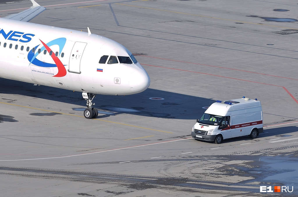 У стюардессы «Уральских авиалиний» во время полета случился инсульт. Ее спас оказавшийся на борту чиновник