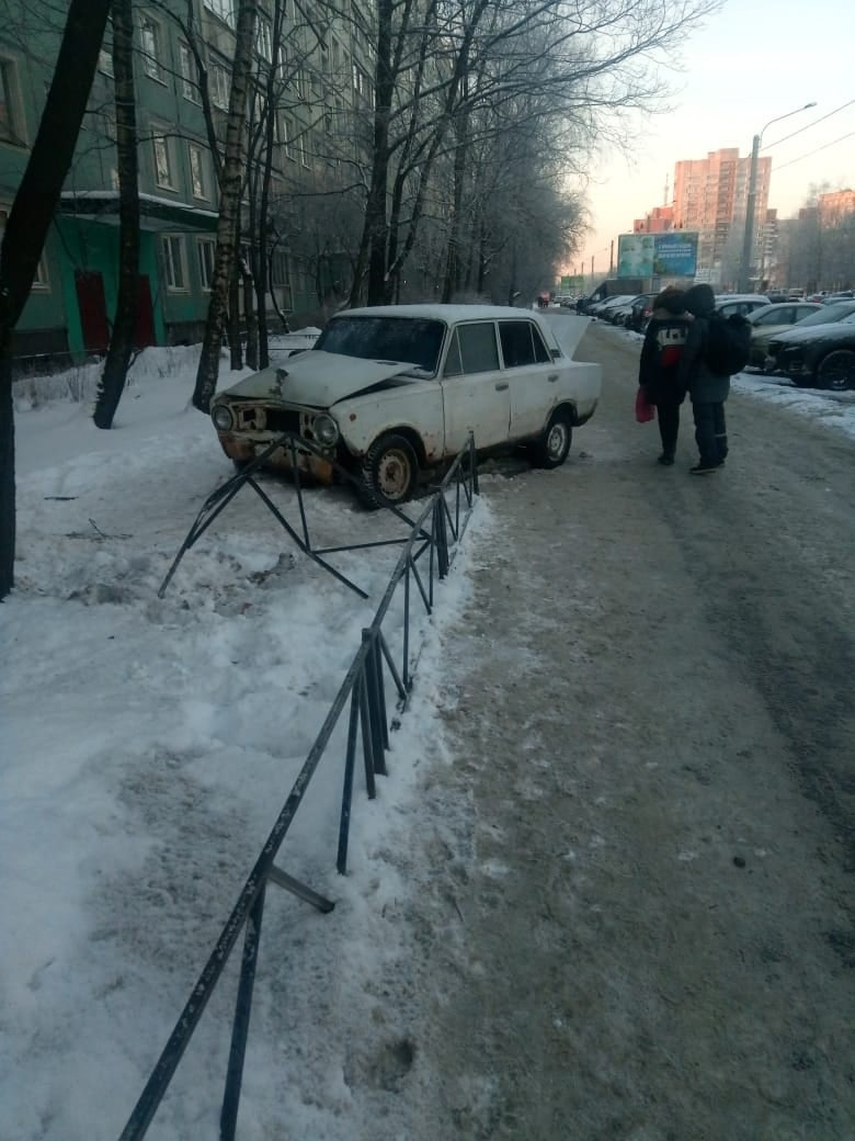 Чп за февраль. Авария на Котляковской улице сломал забор. Машина сломала забор Санкт-Петербург.