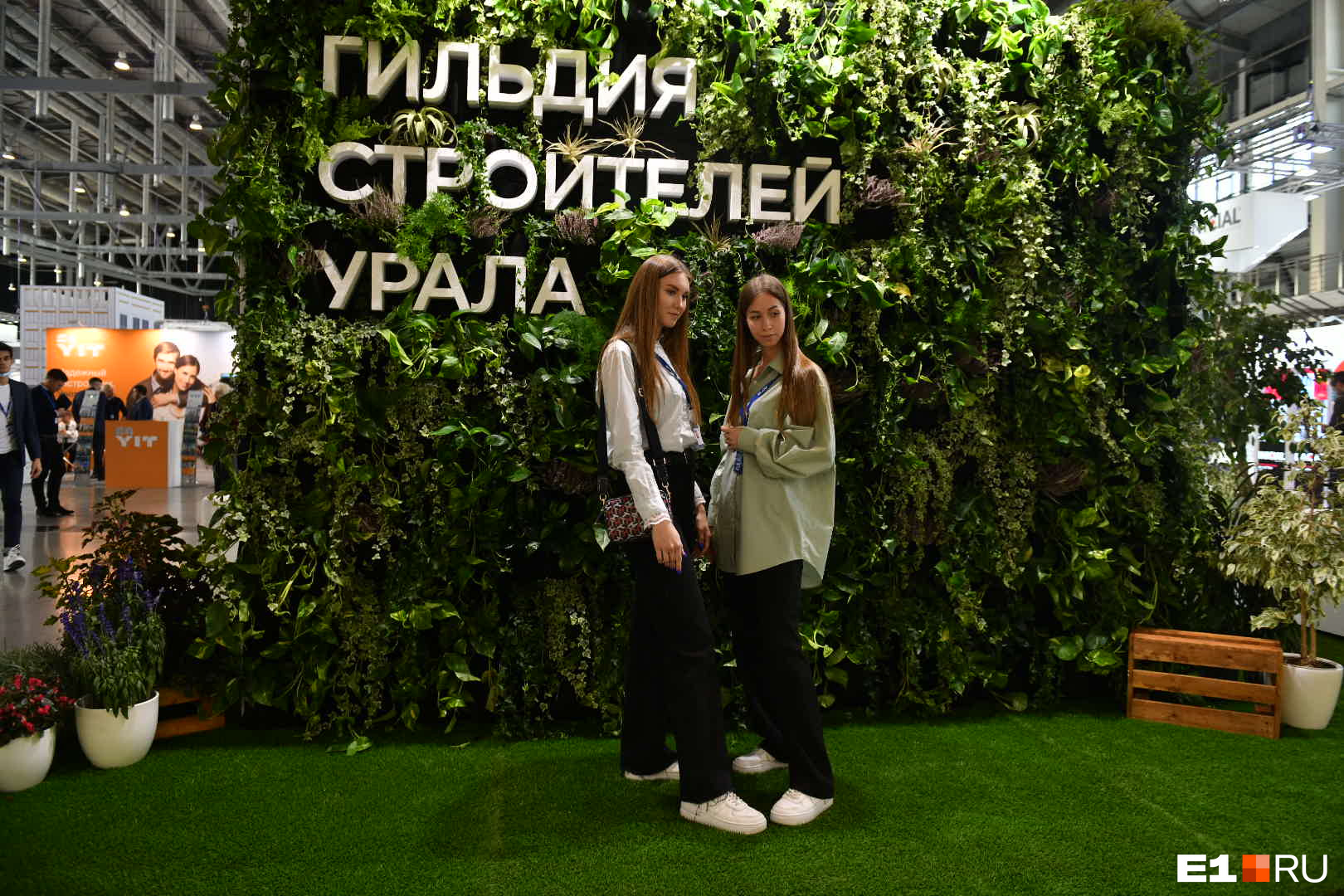 Много обворожительных дам можно было встретить у стенда «Гильдии строителей Урала»