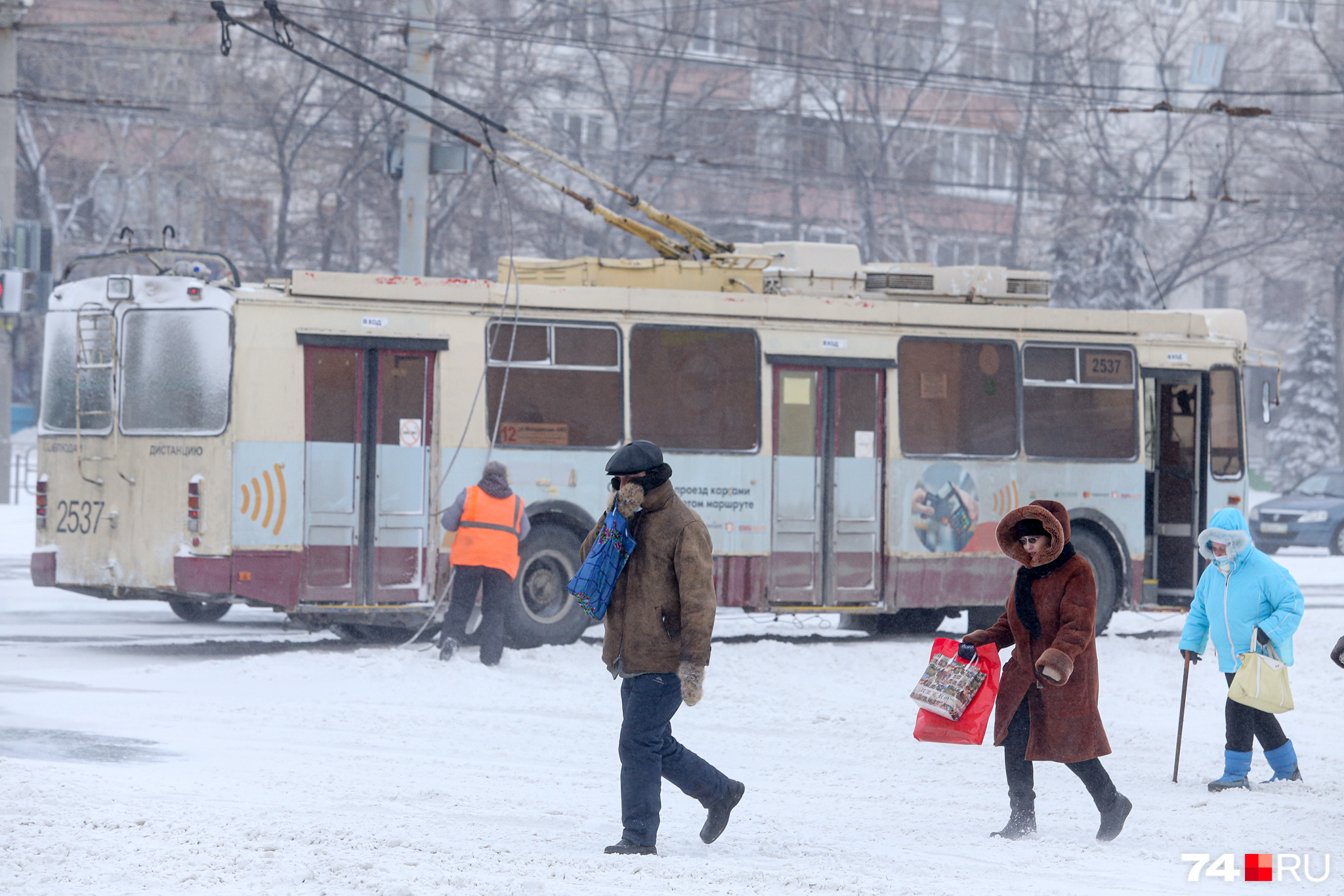 Сейчас минус 10. Метель в Челябинске. Метель в городе Челябинск. Зима Челябинск метель. Репортаж в метель.