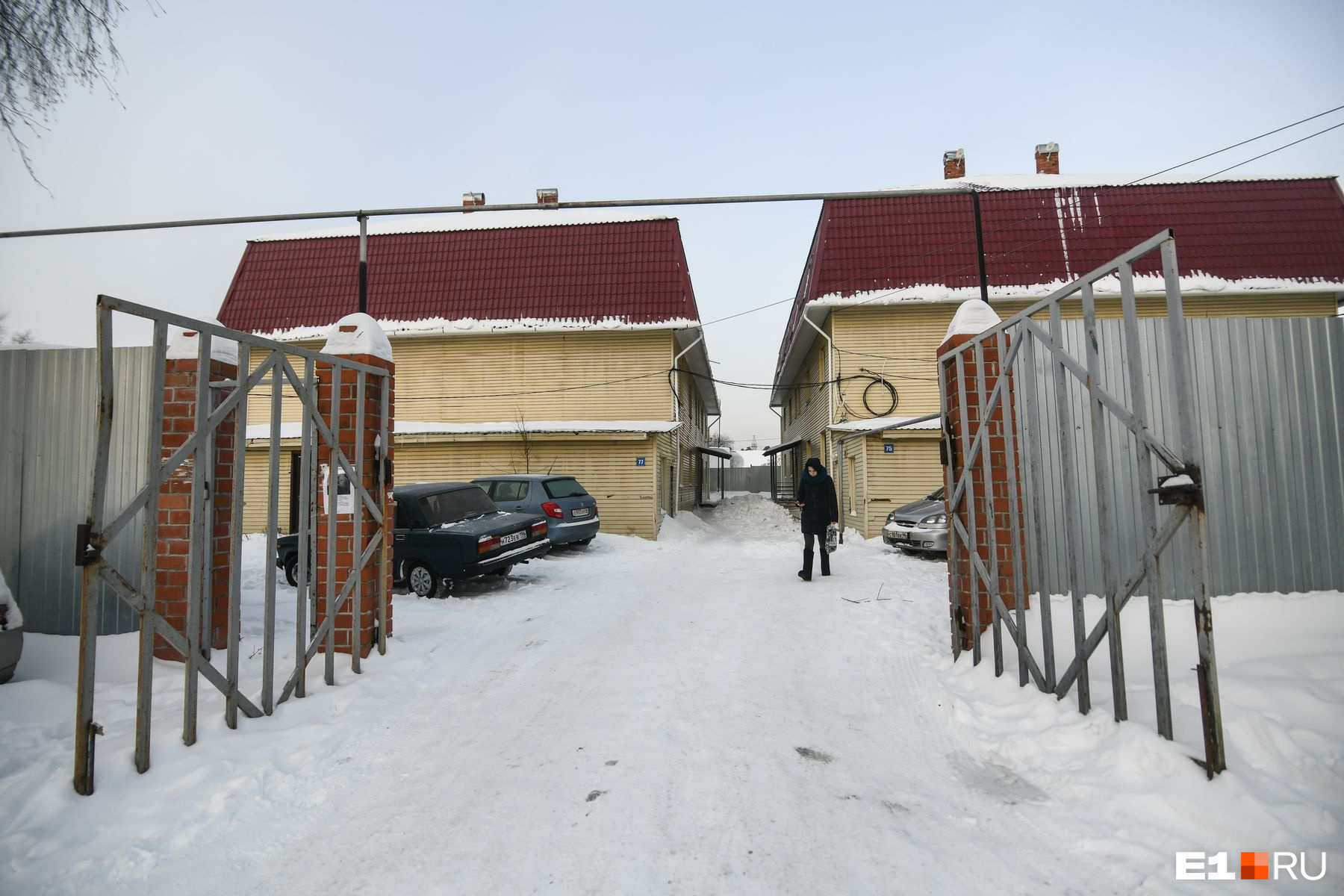 Жители двух домов на Орловской, напротив, ждут, когда их расселят в благоустроенное жилье