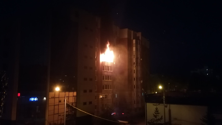 Из ночного пожара в квартире на Олимпийской спасли человека