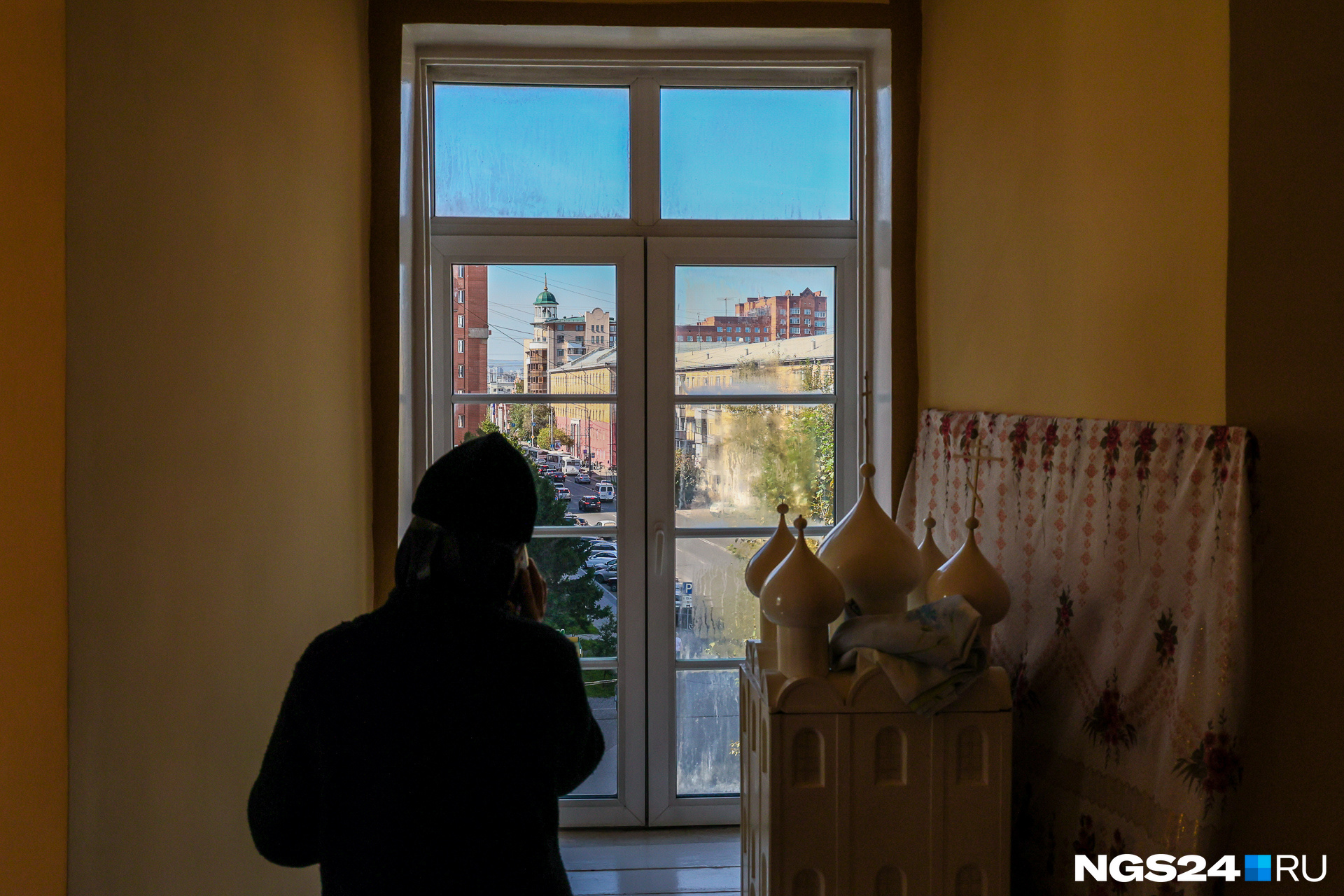 Из окон второго этажа открывается живописный вид на центр города Из окон второго этажа открывается живописный вид на центр города