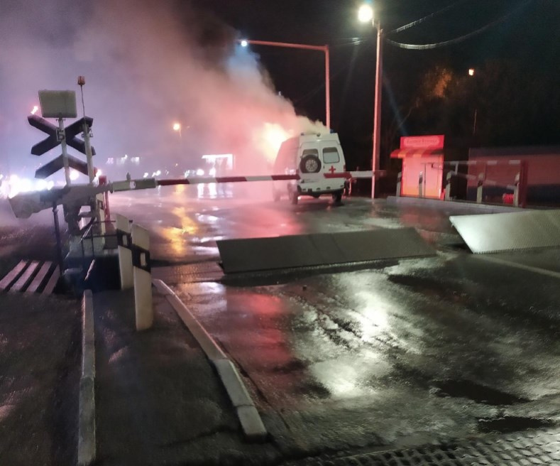 На момент прибытия пожарных автомобиль горел открытым огнем
