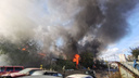 Бокс авторазборки горит на Калинина, столб дыма виден из центра