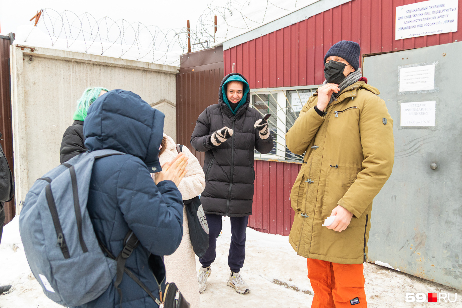 Также у спецприемника собрались еще несколько встречающих Также у спецприемника собрались еще несколько встречающих