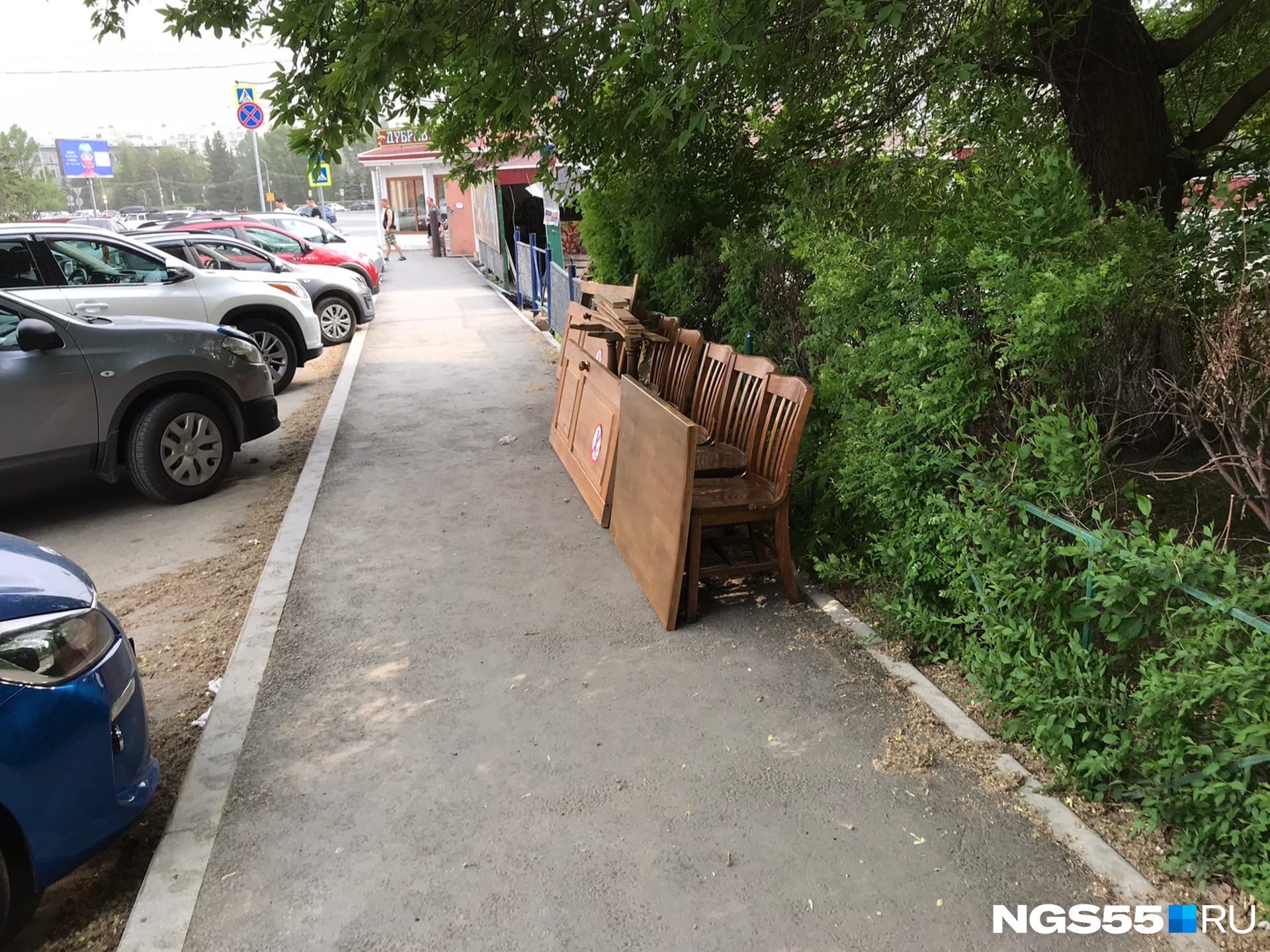 Выставленная мебель растянулась чуть ли не на всю Интернациональную, как на распродаже Выставленная мебель растянулась чуть ли не на всю Интернациональную, как на распродаже