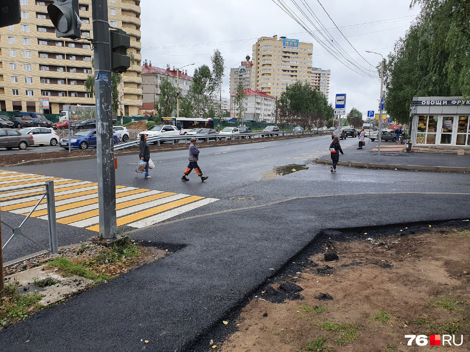 Лужа немного не дотекла до ливневки. Видимо, что-то недодумали дорожники Лужа немного не дотекла до ливневки. Видимо, что-то недодумали дорожники
