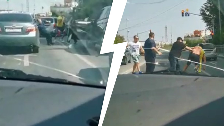 «Показывал фак». В Екатеринбурге неадекватный мужчина вышел на дорогу и подрался с автомобилистами. Видео