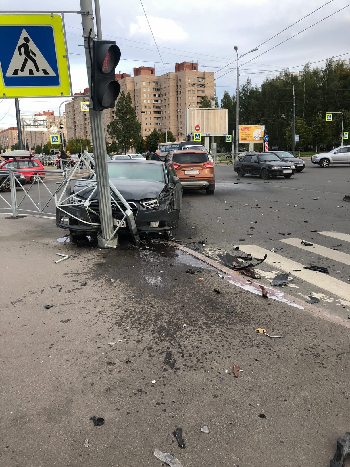 На Богатырском Audi снесла забор и заставила светофор поклониться пешеходам  - 20 сентября 2021 - ФОНТАНКА.ру