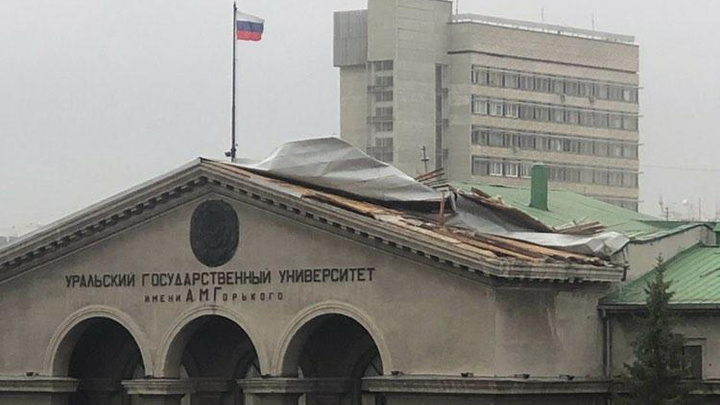 Ветер в Екатеринбурге снес крышу корпуса Уральского федерального университета