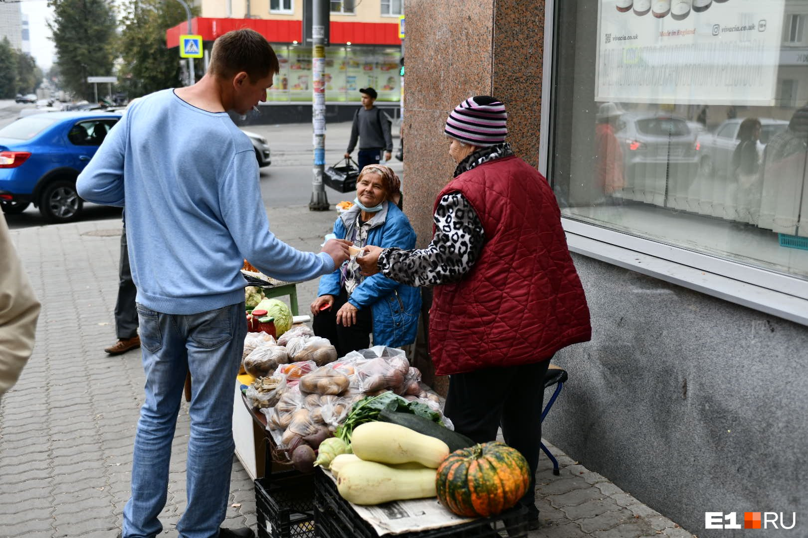 Картошка у бабушек — около 50 рублей за килограмм
