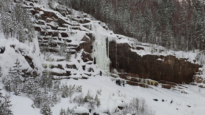 Для спортсменов, фотосессий и катаний с горы: у гранитного карьера готовят ледяной водопад