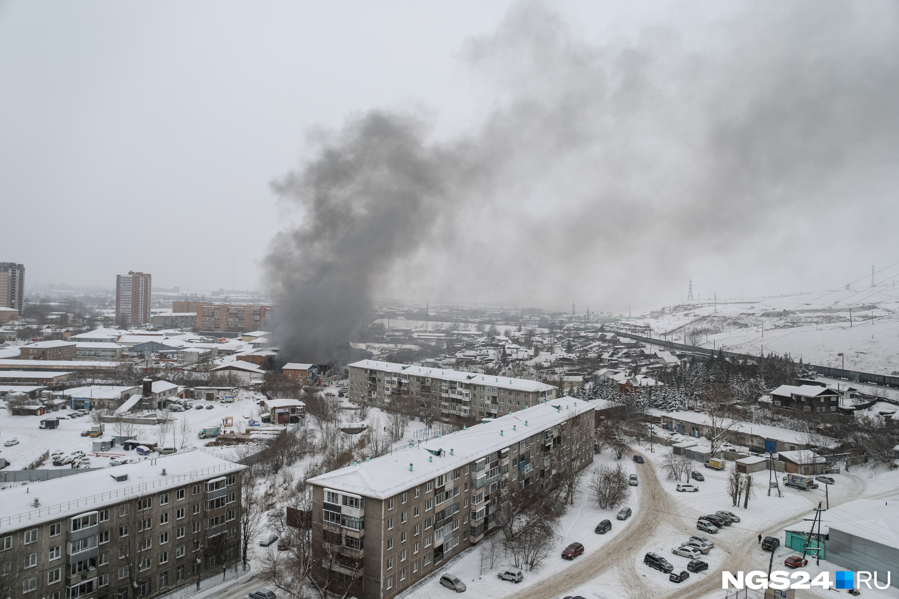 К обеду дым от пожара всё еще распространялся над городом К обеду дым от пожара всё еще распространялся над городом