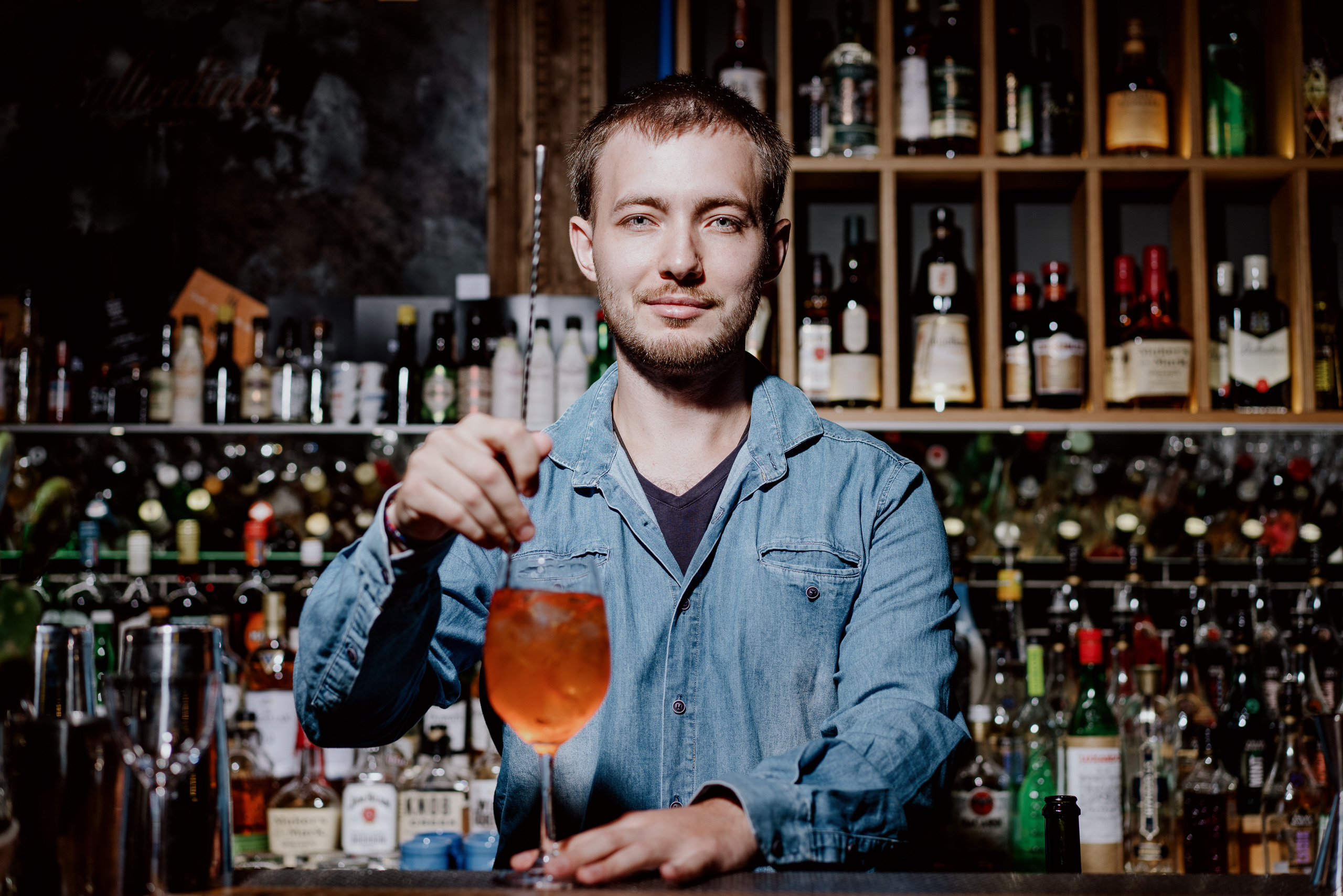 Дмитрий Котельников начал работать бариста, но затем перешел за бар