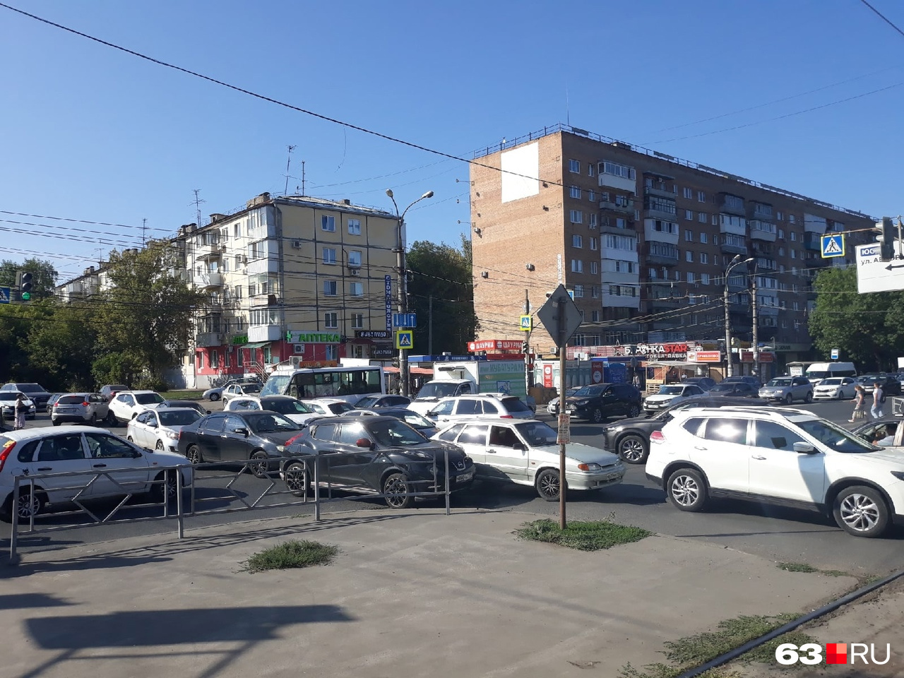 Затор образовался на одной из объездных улиц Затор образовался на одной из объездных улиц