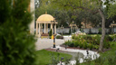 Золотые фонари, рояль и площадка для гольфа: гуляем по двору школы Симановского на Вторчермете