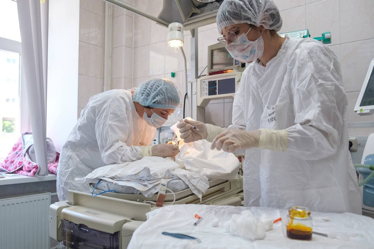 На время спасательной манипуляции кувез малышки превратился в операционный стол