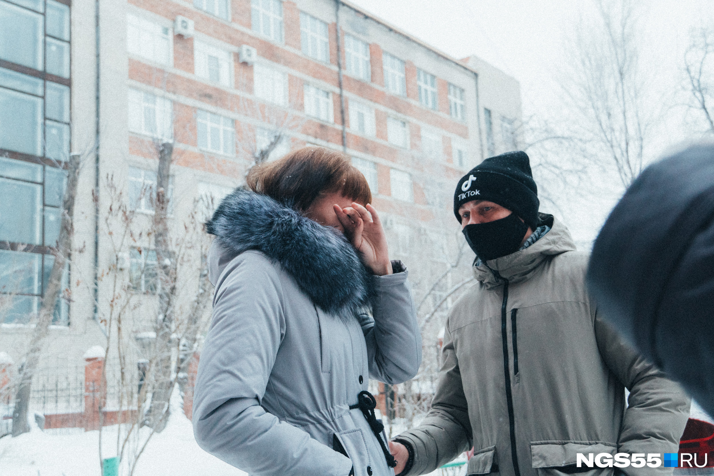 После процедуры Юрий тоже выходит на улицу и, не стесняясь в выражениях, рассказывает нам подробности жизни своей бывшей супруги После процедуры Юрий тоже выходит на улицу и, не стесняясь в выражениях, рассказывает нам подробности жизни своей бывшей супруги