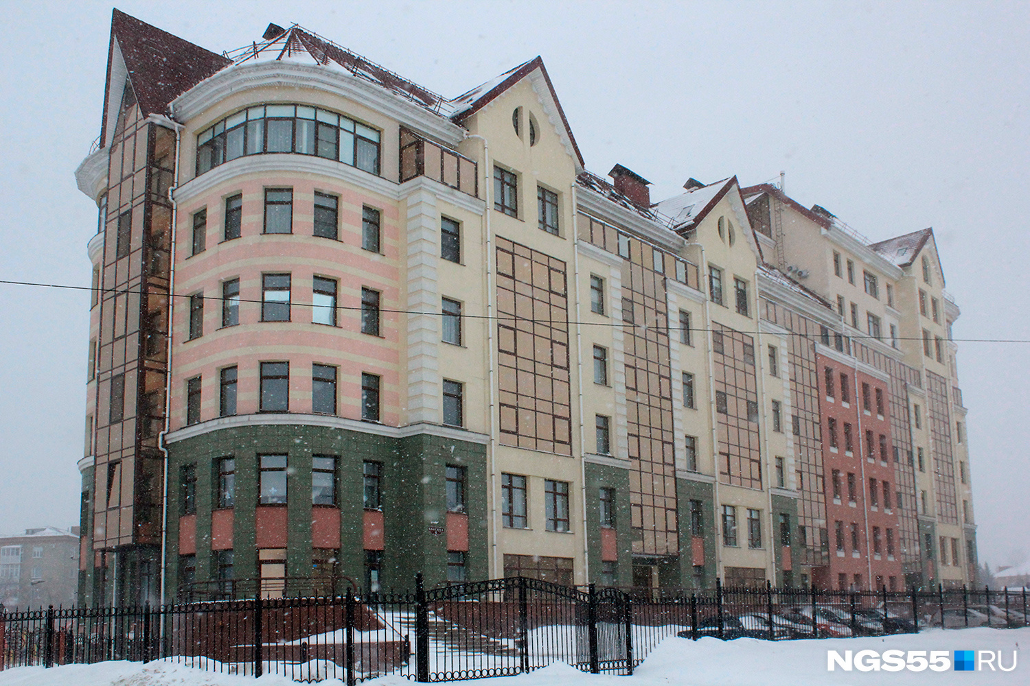 В доме на Красина, 6 снимает квартиру Александр Бурков