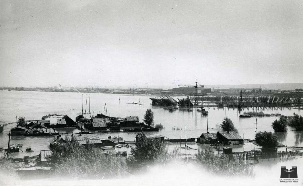 Заболотский В. И. Наводнение в Красноярске в 1966 г. Снимок сделан с Коммунального моста на остров Отдыха и строящийся стадион Заболотский В. И. Наводнение в Красноярске в 1966 г. Снимок сделан с Коммунального моста на остров Отдыха и строящийся стадион