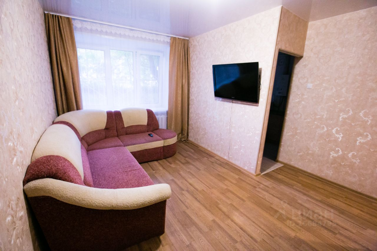 В спальне на Бекетова большой диван, но в целом в комнате пустовато
