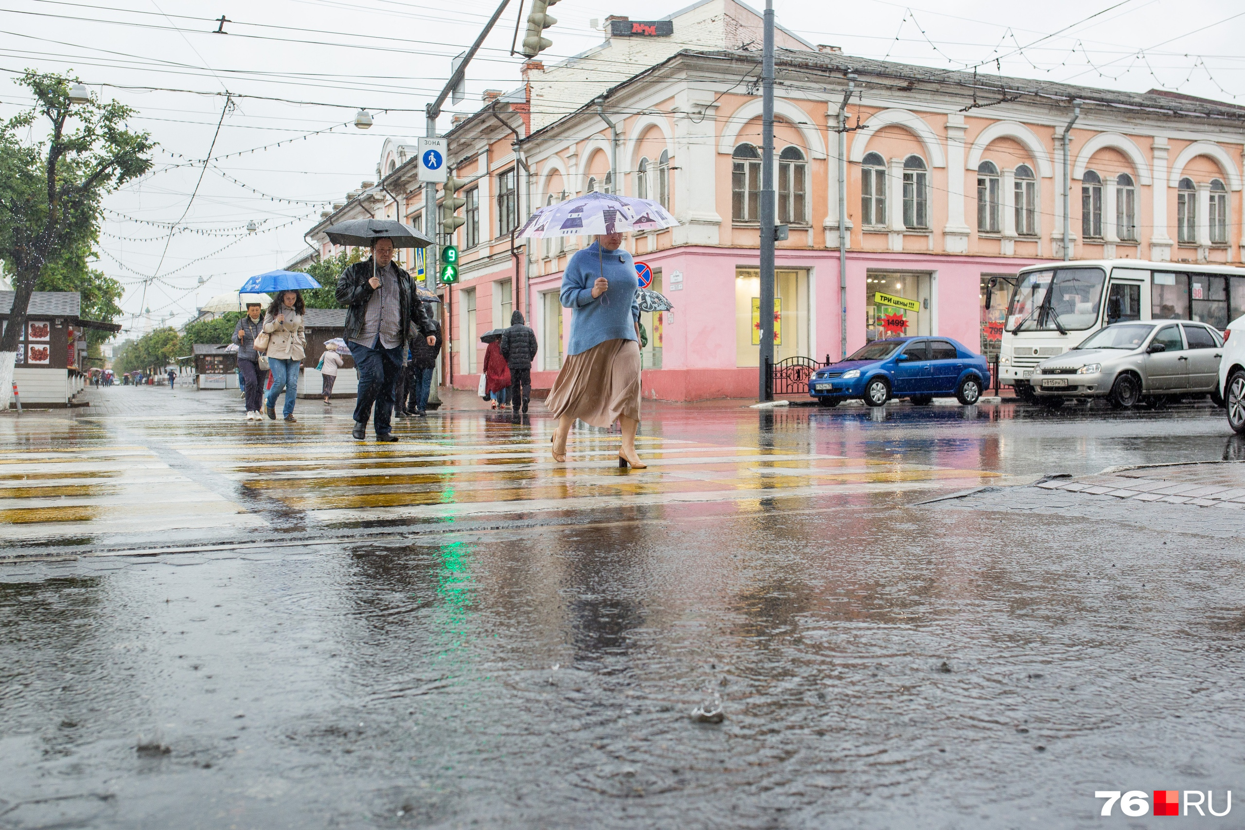 Такая ситуация в Ярославле на многих улицах. Это фото Первомайской