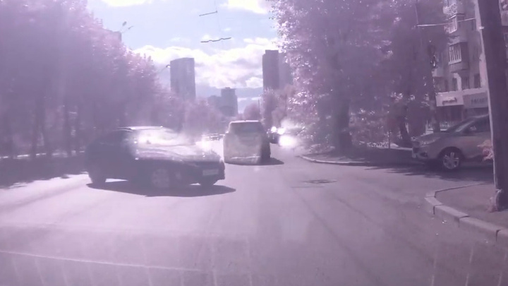 В Екатеринбурге две иномарки не поделили дорогу. Мы узнали у автоэксперта, кто виноват в ДТП