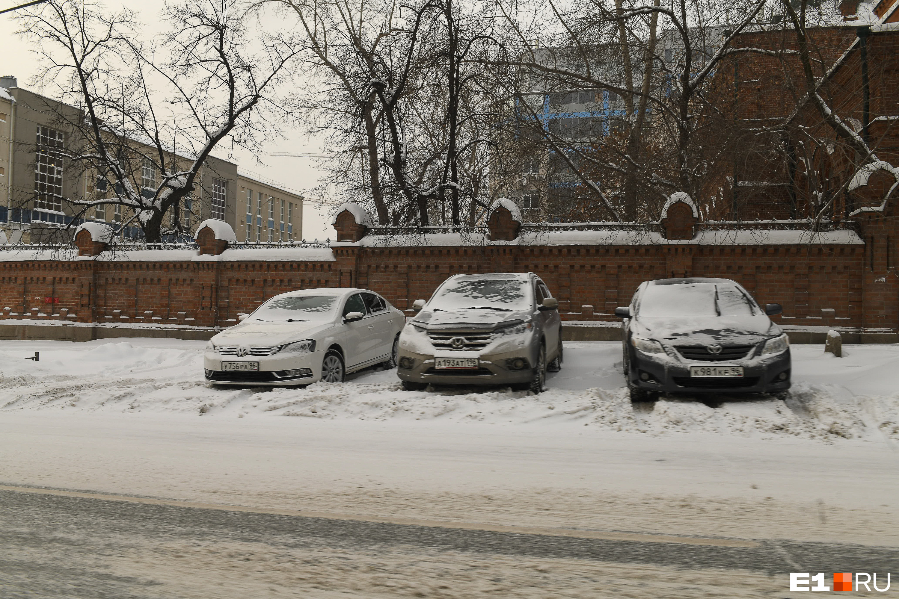 Там, где припаркованы машины, убрать снег невозможно