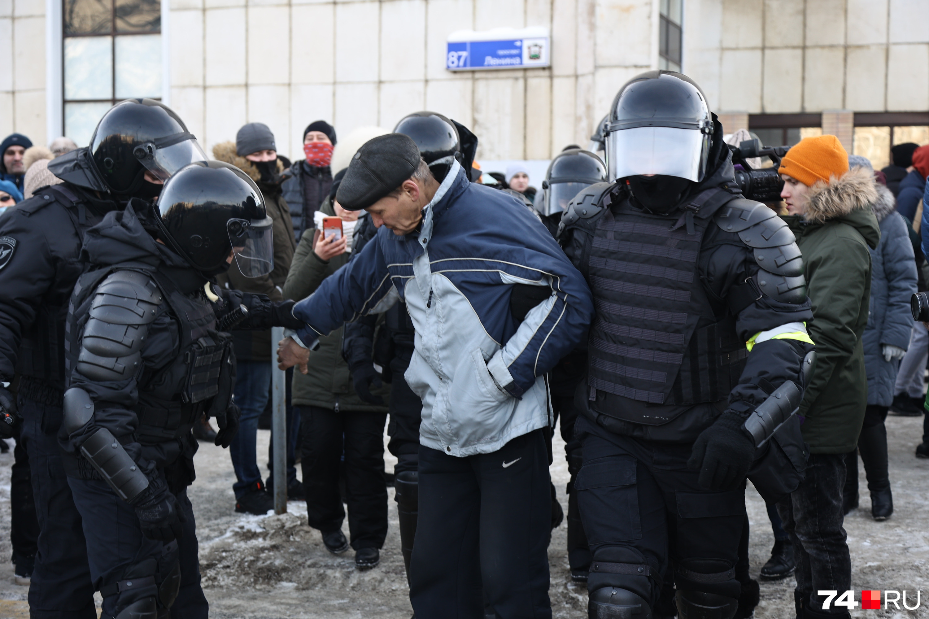 Людей выцепляли из толпы... Людей выцепляли из толпы...