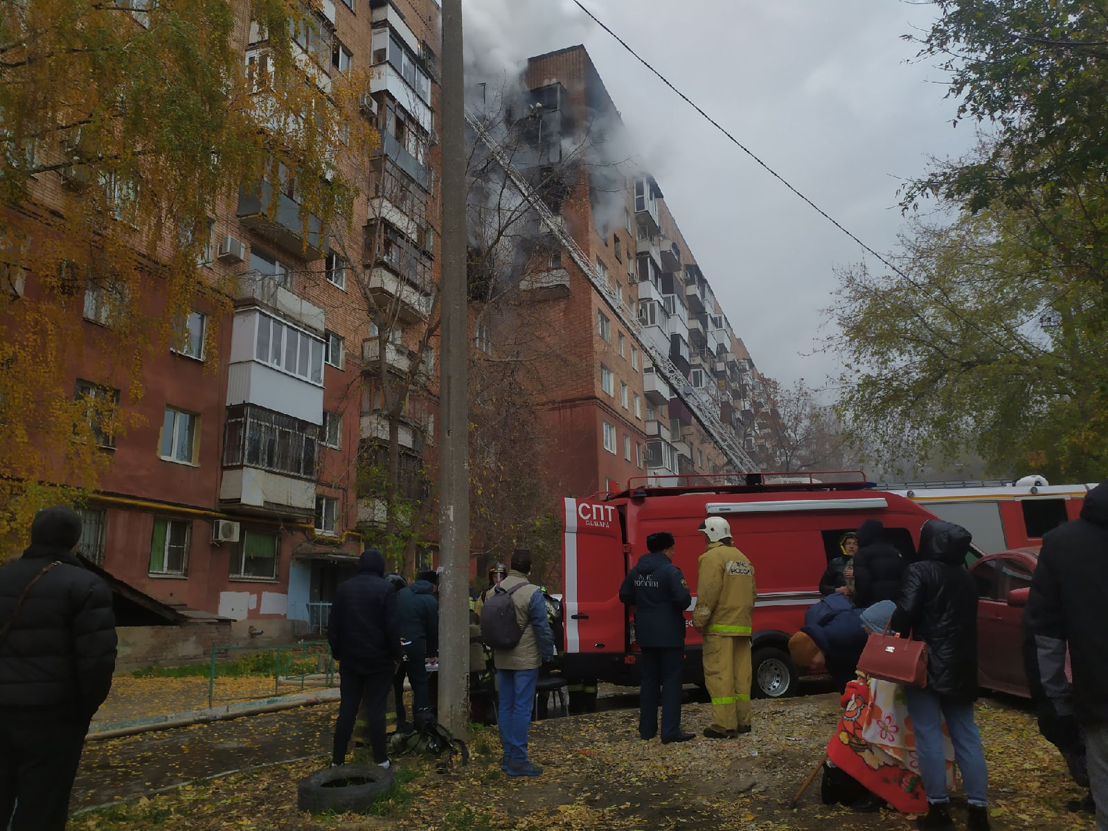 Самара горящие. Горящий многоквартирный дом Чебоксары. Вязьма пожар Новосадовая. Пожар Новопышма 2 дня назад. В Самаре сгорела площадка ул Ставропольская зелёные дома.