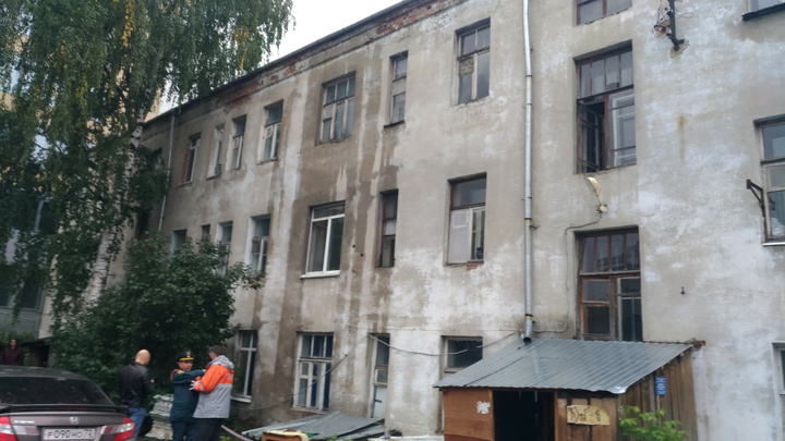 Дом на Орджоникидзе, где из-за коммунального ЧП затопило квартиры, признали зоной вероятной ЧС