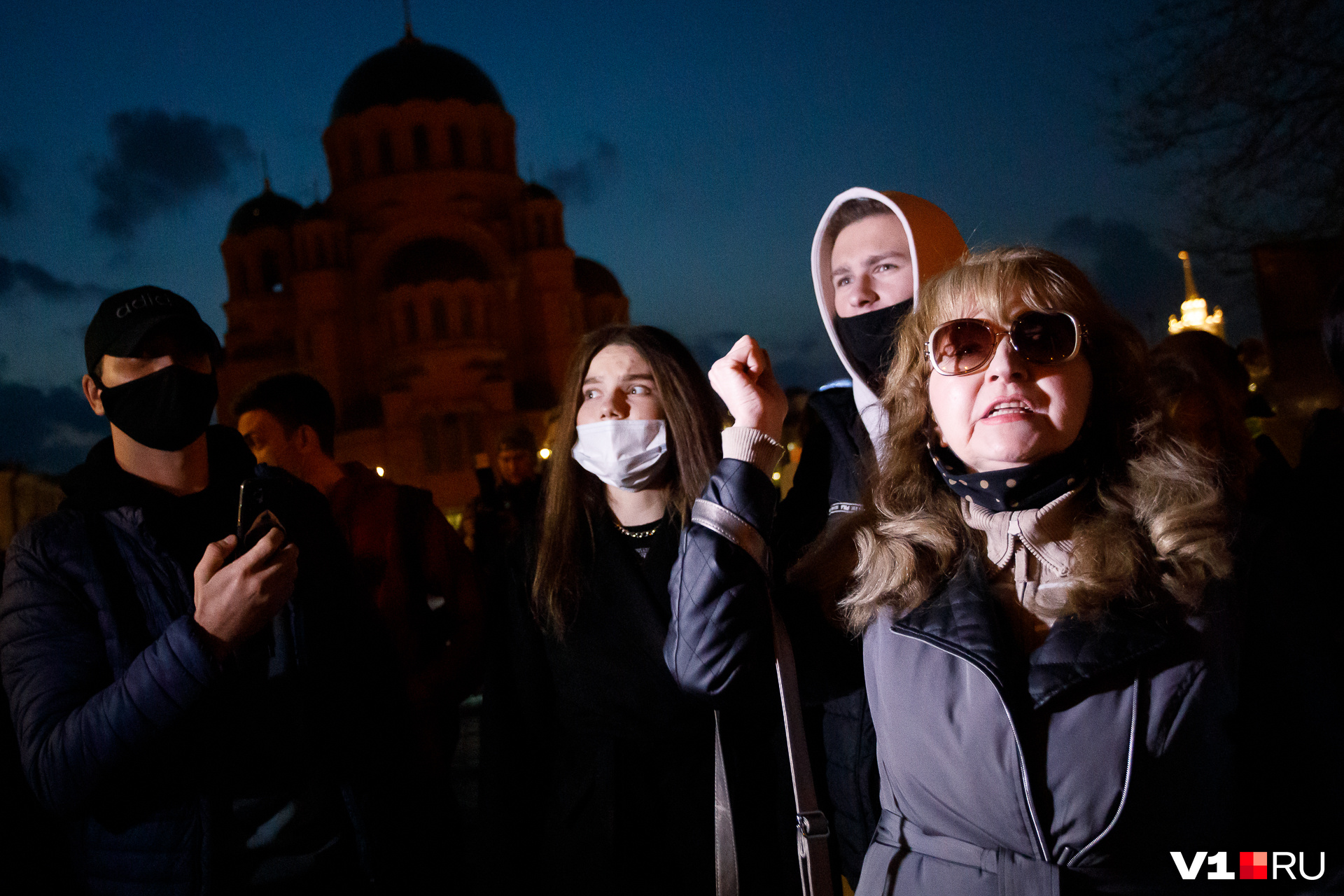На площади собрались люди разных возрастов На площади собрались люди разных возрастов