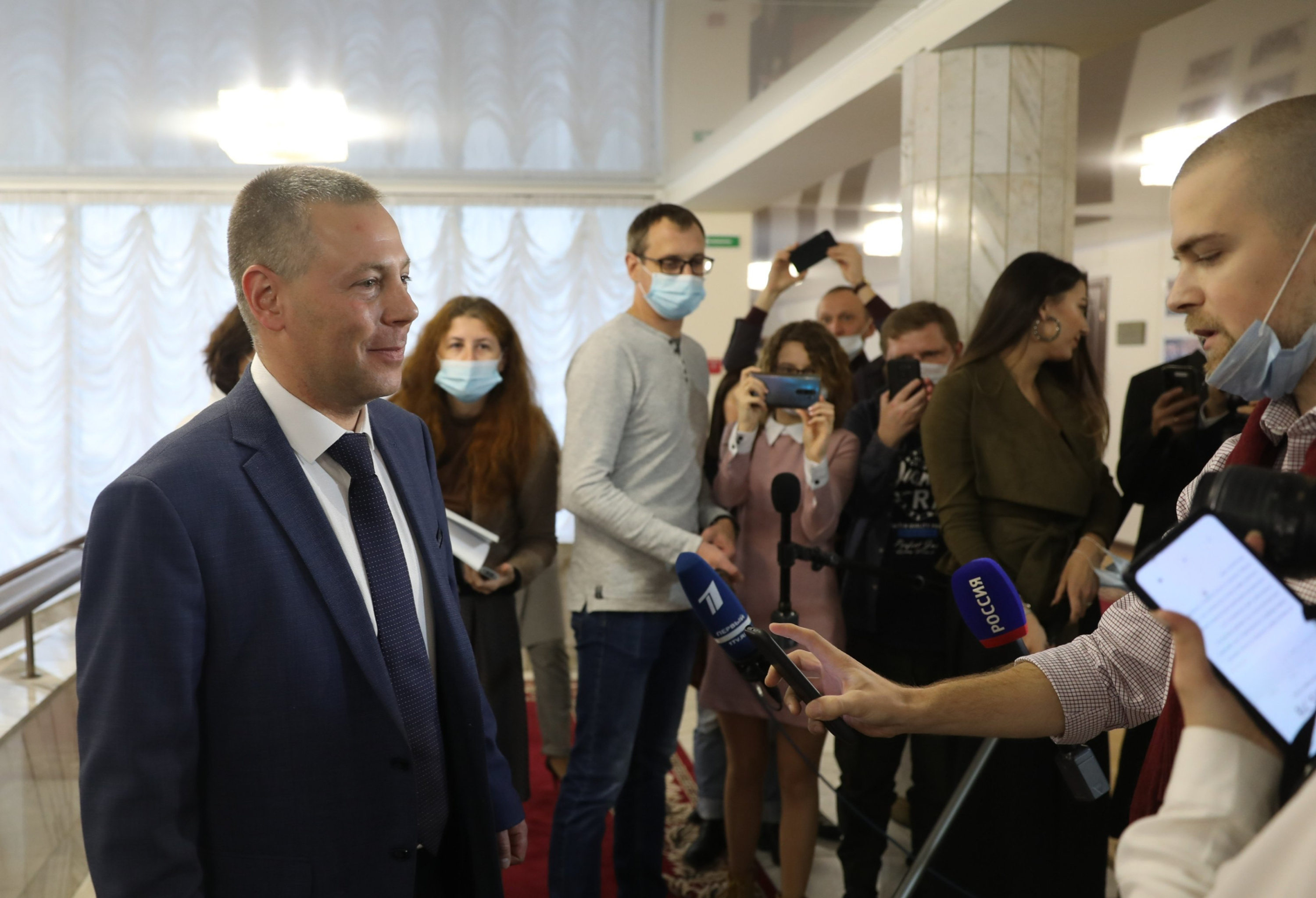Михаил Евраев выделил пару минут, чтобы поговорить с журналистами, и ответил на вопросы правительственного телеканала Михаил Евраев выделил пару минут, чтобы поговорить с журналистами, и ответил на вопросы правительственного телеканала