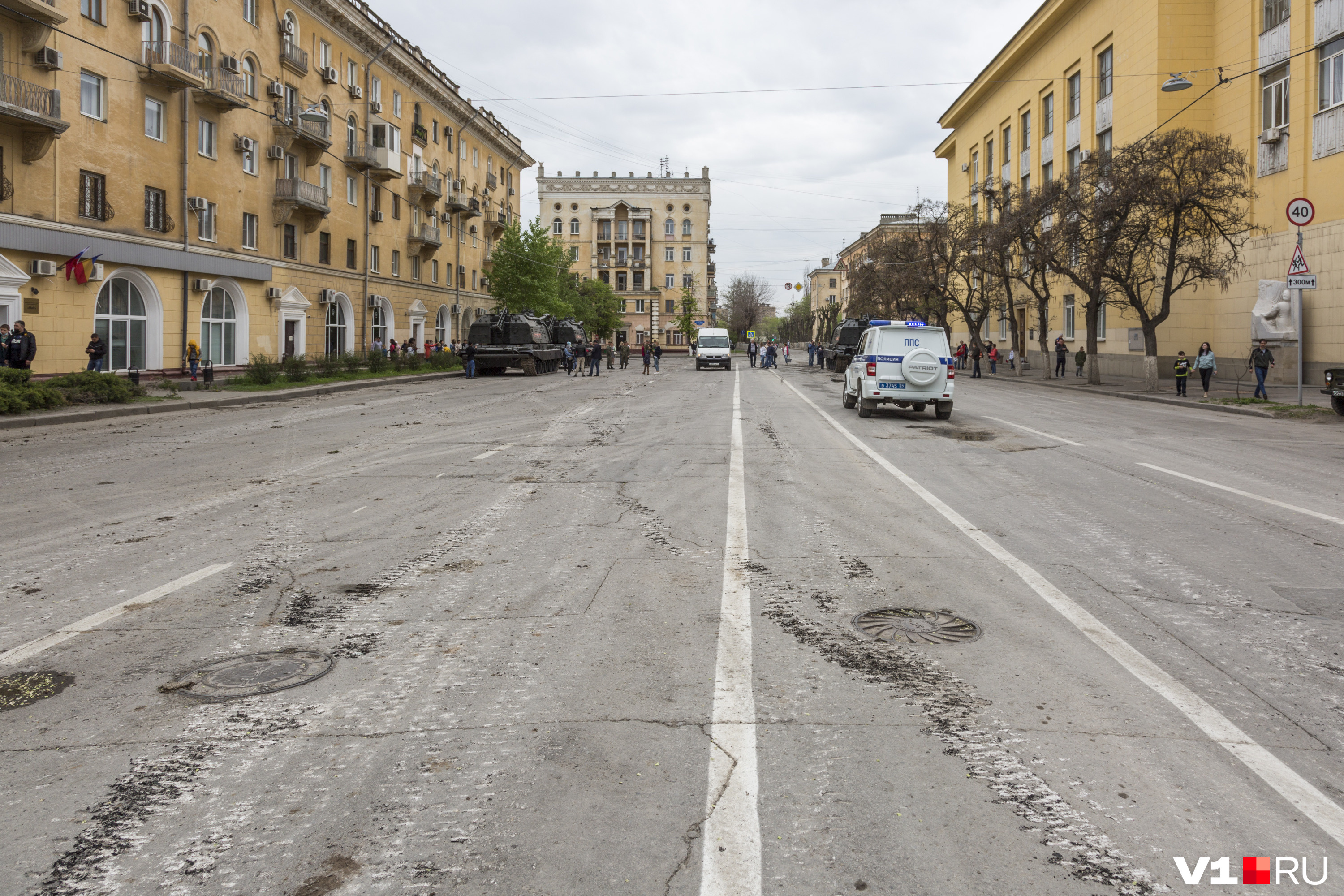 Чинить улицу Мира после парада - добрая традиция в Волгограде